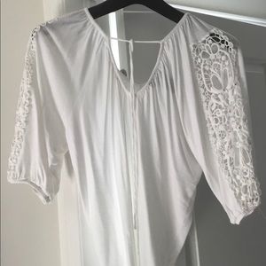 White top with beautiful cutout sleeve detail
